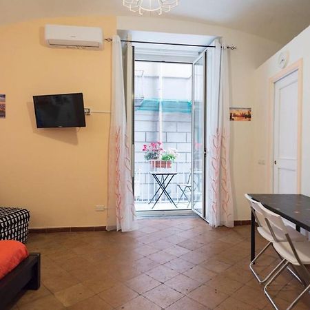 Napoli Centro Apartment A Balcony In The Heart Of Наполи Екстериор снимка