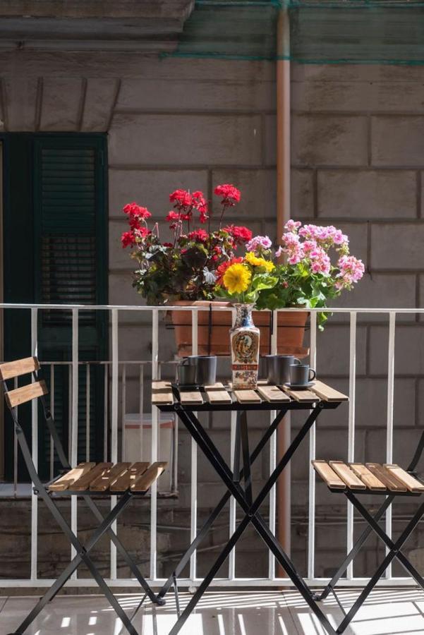 Napoli Centro Apartment A Balcony In The Heart Of Наполи Екстериор снимка